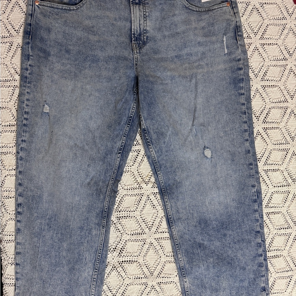 Never worn GAP (so called…) Low Rise Distressed Straight Crop Jeans